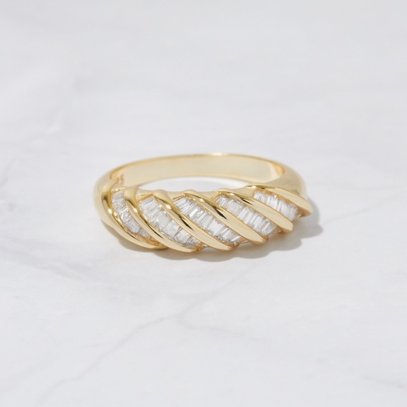 14kt Gold Baguette Twist Ring - Picture 1 of 3